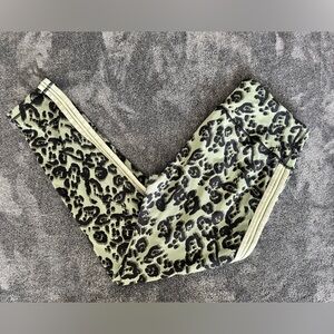 Victoria's Secret Sport Knockout Women's Green Cheetah Print Leggings, Large